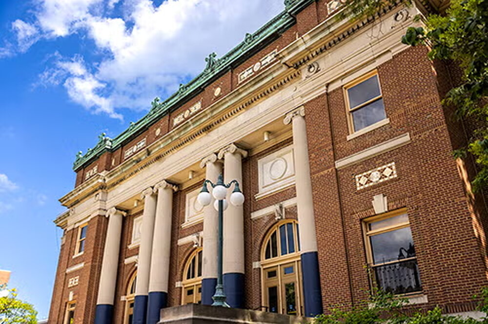 A building with columns with a blue sky overhead