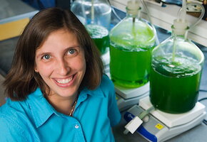 Carla Cáceres in lab