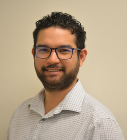 A headshot of Roberto Cucalon Tamayo